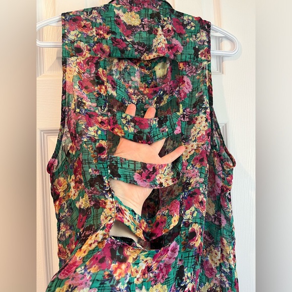 Material girl | Sleeveless Blouse - Picture 10 of 10